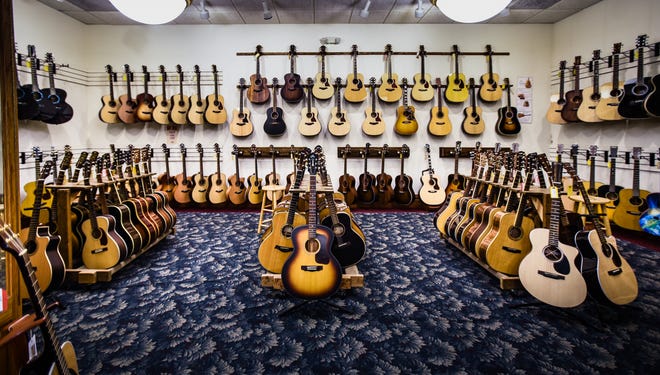 La legendaria sala de guitarras acústicas de Elderly Instruments en Lansing, que presenta una amplia gama de algunas de sus guitarras acústicas personalizadas de alta gama, vista el viernes 1 de julio de 2022. Elderly celebra 50 años en Lansing el 5 de julio.