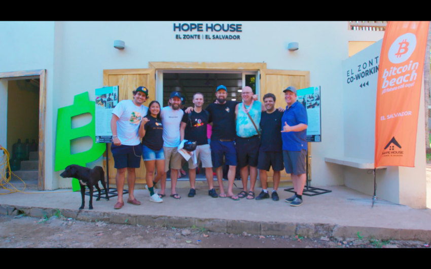 Roman Martinez y Mike Peterson posando con el equipo de Bitfinex en Hope House en El Salvador. 