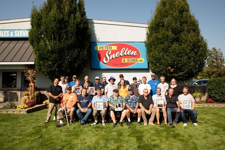 Los miembros de la familia Snelten se reúnen para un retrato en una celebración reciente del centenario de Peter Snelten & Sons Inc., en Wauconda.