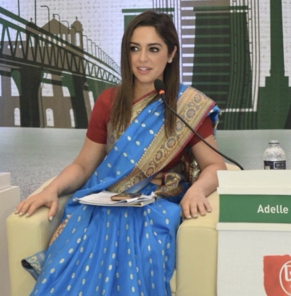 Adelle Nazarian hablando en un panel en Dhaka, Bangladesh (2019).  Fuente: Adelle Nazarian