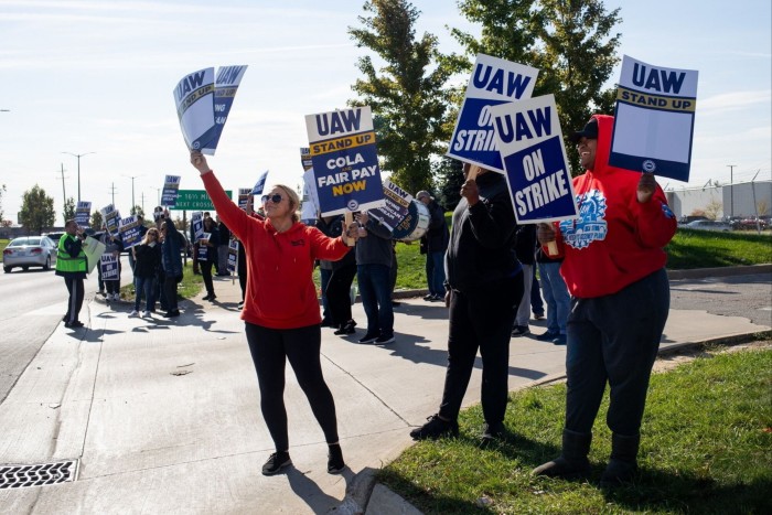 Miembros y simpatizantes de United Auto Workers forman un piquete