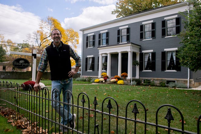 Drew Musser, propietario, frente al Bed and Breakfast Willis-James el 18 de octubre de 2023, en Chillicothe, Ohio.