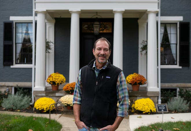 Drew Musser, propietario, frente al Bed and Breakfast Willis-James el 18 de octubre de 2023, en Chillicothe, Ohio.