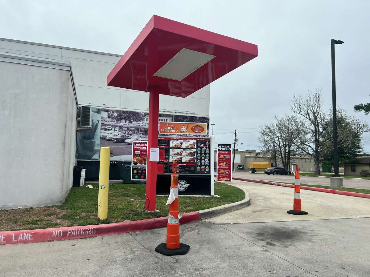 Steak 'n Shake, ubicado en 4490 Crow Rd., tiene un "Lo siento, estamos fuera del negocio." señalizado.