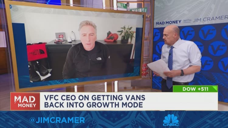 El director ejecutivo de VF Corp., Bracken Darrell, se enfrenta cara a cara con Jim Cramer