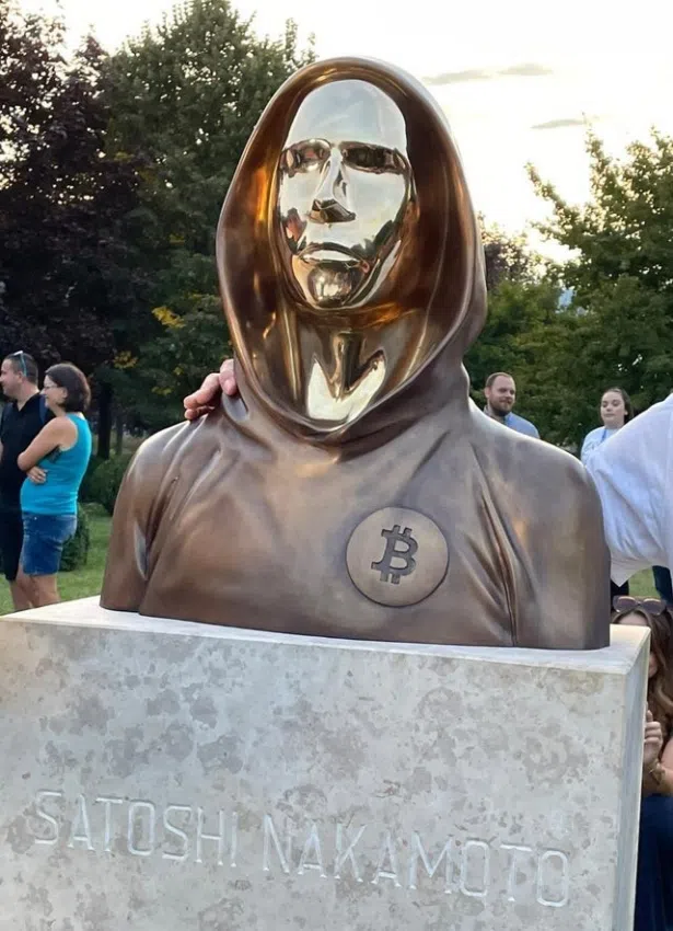 Estatua en honor a Satoshi Nakamoto es revelada en Hungría. Fuente: X