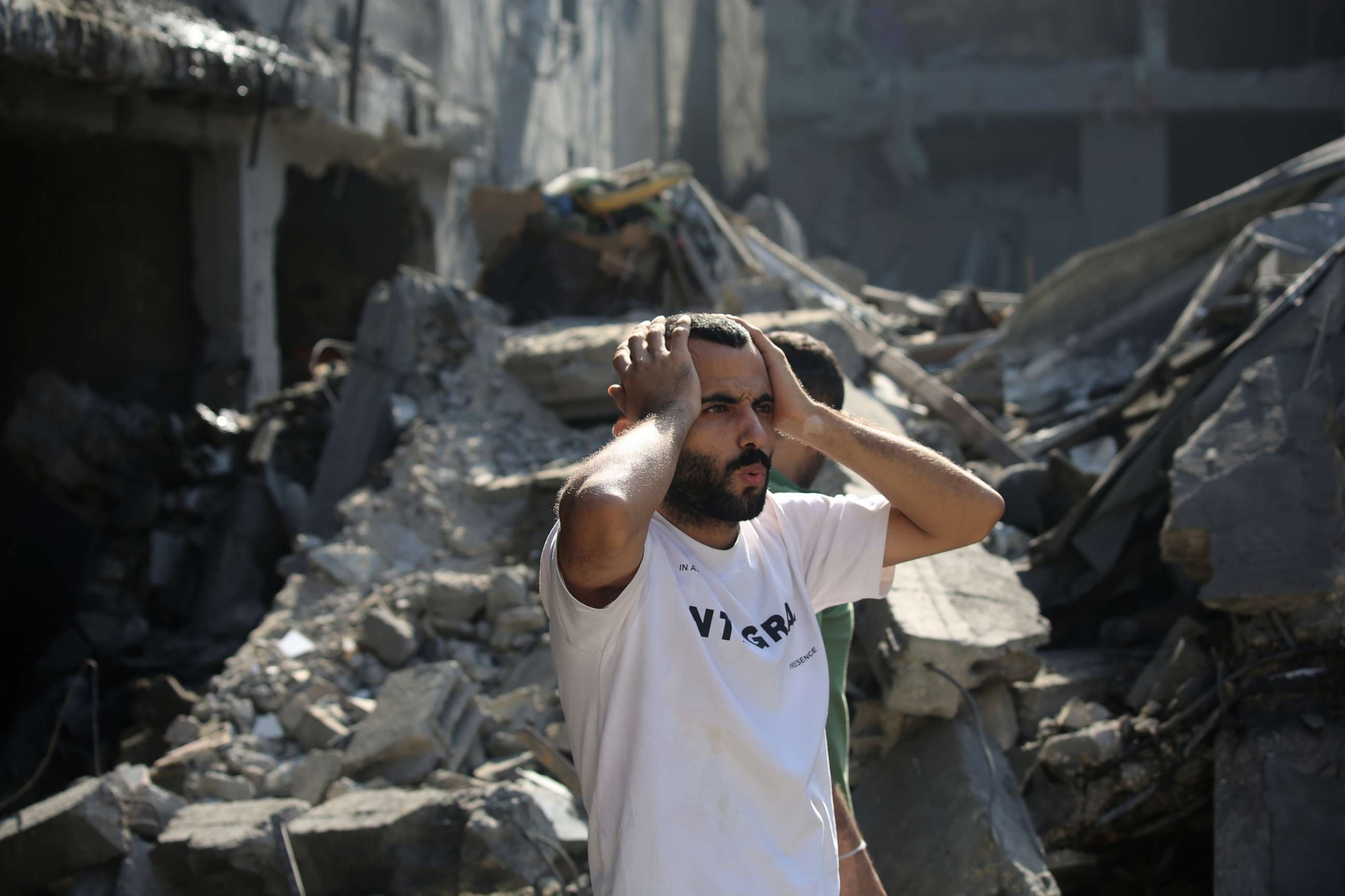 FOTO: Ciudadanos palestinos inspeccionan los daños a sus hogares causados ​​por los ataques aéreos israelíes, el 12 de octubre de 2023 en la ciudad de Gaza, Gaza.