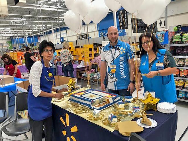 La Liga de Asistencia de Pueblo celebró recientemente los 50 años de Operación Campana Escolar en el supermercado Wal-Mart en Dillon Drive, marcando cinco décadas de brindar asistencia a niños con dificultades económicas en el condado de Pueblo.