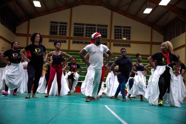 El artista docente de Granada, Keith Williams, dirige una clase de danza folclórica granadina durante el Festival Dance Grenada del año pasado.