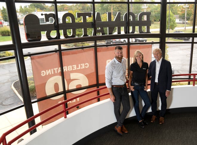 El liderazgo de Donato fotografiado en la entrada de la oficina central de la empresa (desde la izquierda): Tony Capuano, vicepresidente de operaciones de franquicia e hijo de Jane Grote Abell;  Jane Grote Abell, presidenta ejecutiva de la junta y directora ejecutiva;  y Jim Grote, fundador.