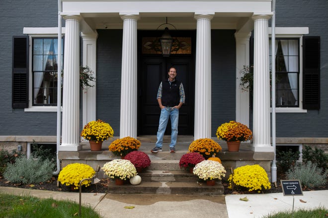 Drew Musser, propietario, frente al Bed and Breakfast Willis-James el 18 de octubre de 2023, en Chillicothe, Ohio.