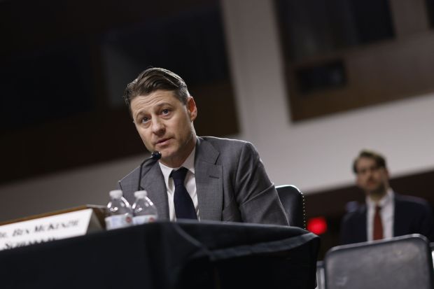 Ben McKenzie Schenkkan, actor y autor, habla durante una audiencia del Comité Senatorial de Banca, Vivienda y Asuntos Urbanos en FTX en Washington, DC, EE.UU., el miércoles 14 de diciembre de 2022. Los fiscales estadounidenses en Manhattan revelaron ayer ocho cargos criminales contra el El fundador de FTX y los reguladores federales dijeron que cometió una serie de violaciones de las leyes de valores y derivados.  Fotógrafo: Ting Shen/Bloomberg