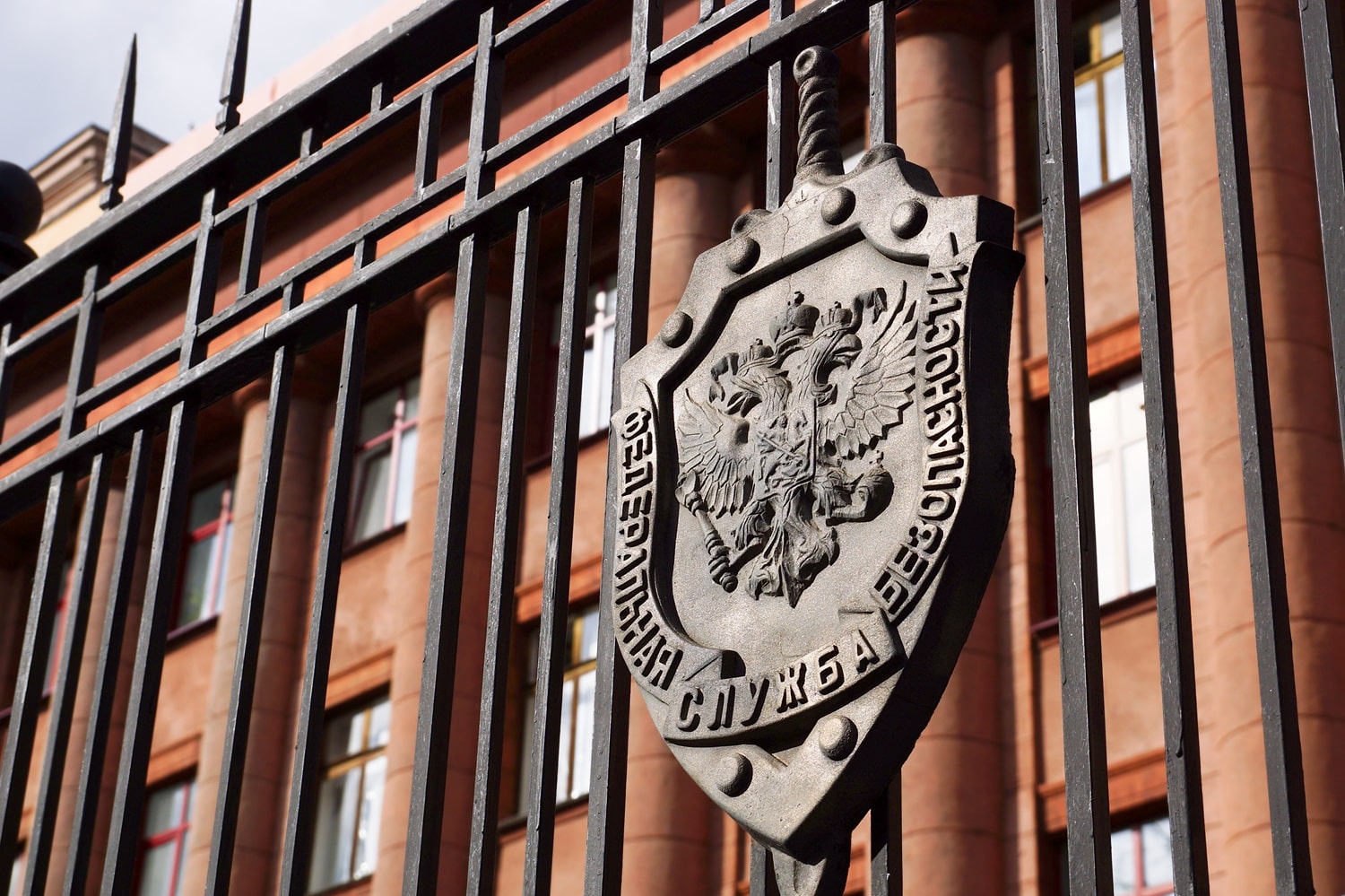 El emblema del FSB en un edificio en Nizhny Novgorod, Rusia.