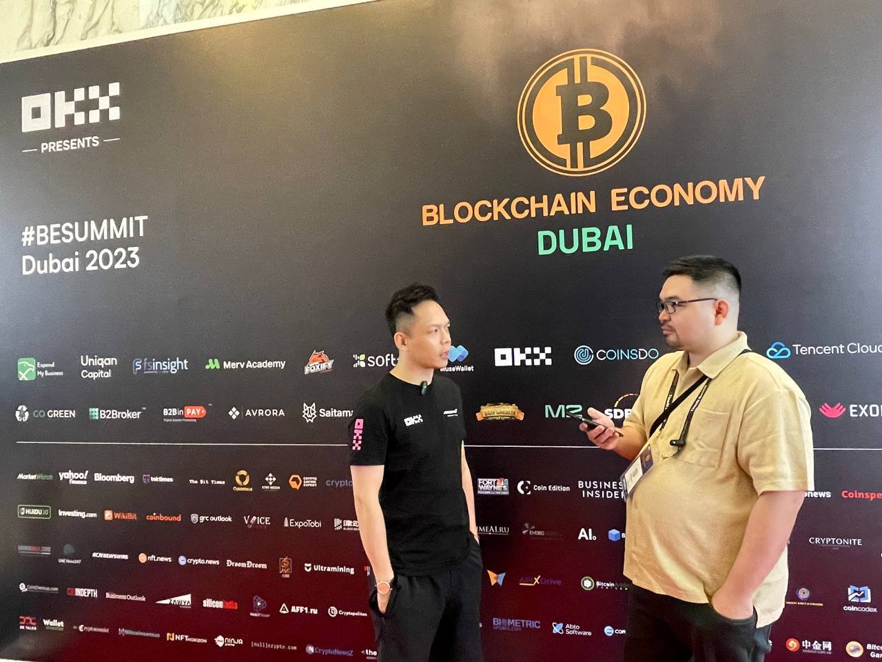 Lai y Ezra Reguerra de Cointelegraph en la Cumbre de Economía Blockchain en Dubai