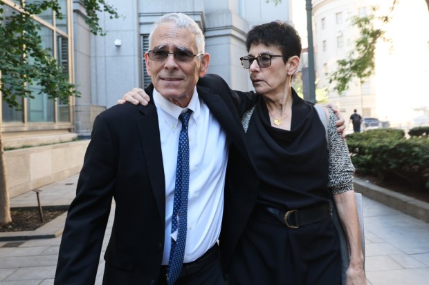 NUEVA YORK, NUEVA YORK - 5 DE OCTUBRE: Joseph Bankman y Barbara Fried, los padres del ex director ejecutivo de FTX, Sam Bankman-Fried, llegan al juicio de su hijo en el Tribunal Federal de Manhattan el 5 de octubre de 2023 en la ciudad de Nueva York.  Bankman-Fried se declaró inocente de siete cargos de fraude y conspiración en relación con el colapso del intercambio de cifrado que fundó, FTX.  (Foto de Michael M. Santiago/Getty Images) ** OUTS - ELSENT, FPG, CM - OUTS * NM, PH, VA si proceden de CT, LA o MoD **