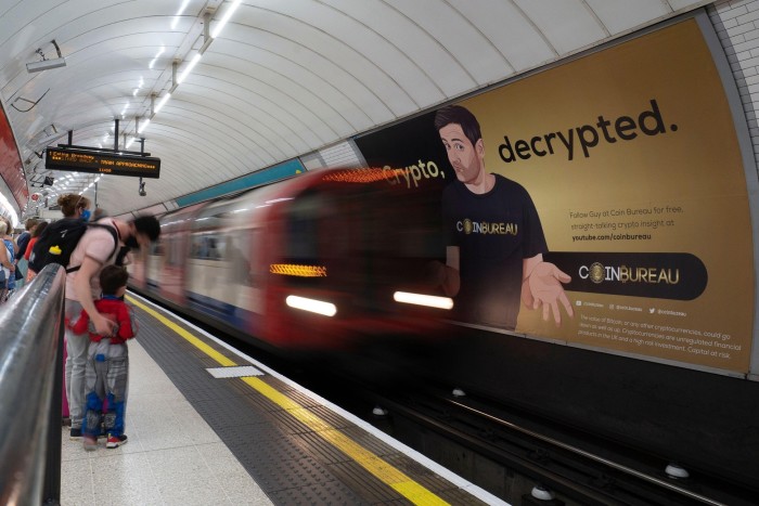 Publicidad criptográfica en el metro de Londres en 2021