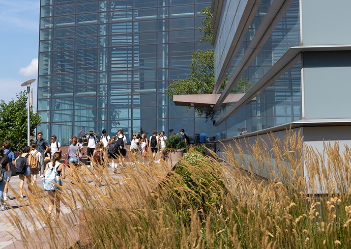 gente entrando al edificio Whitman