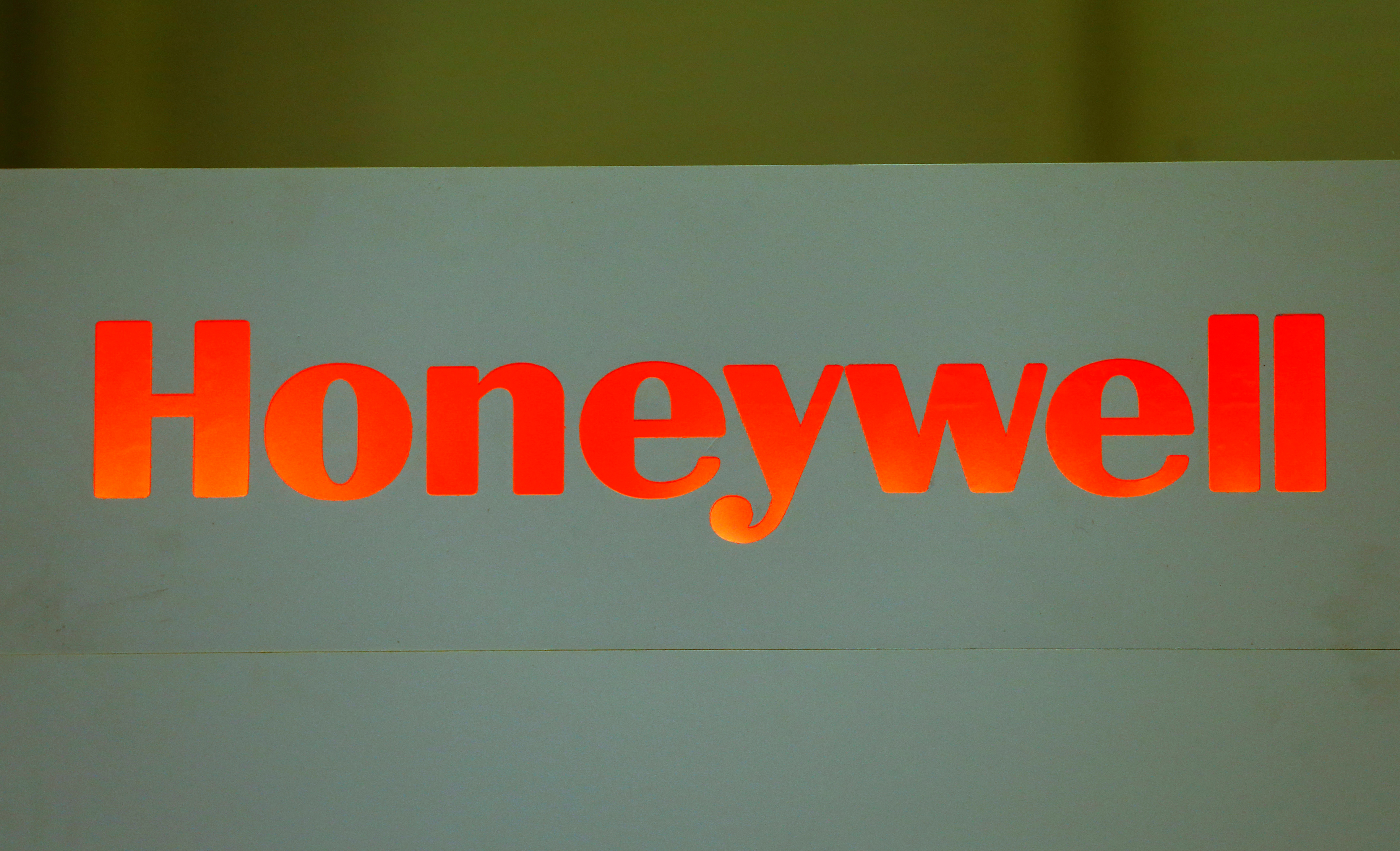 Un logotipo de Honeywell se muestra en su stand durante EBACE en Ginebra