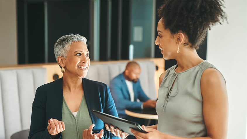 Dos mujeres hablando de negocios.