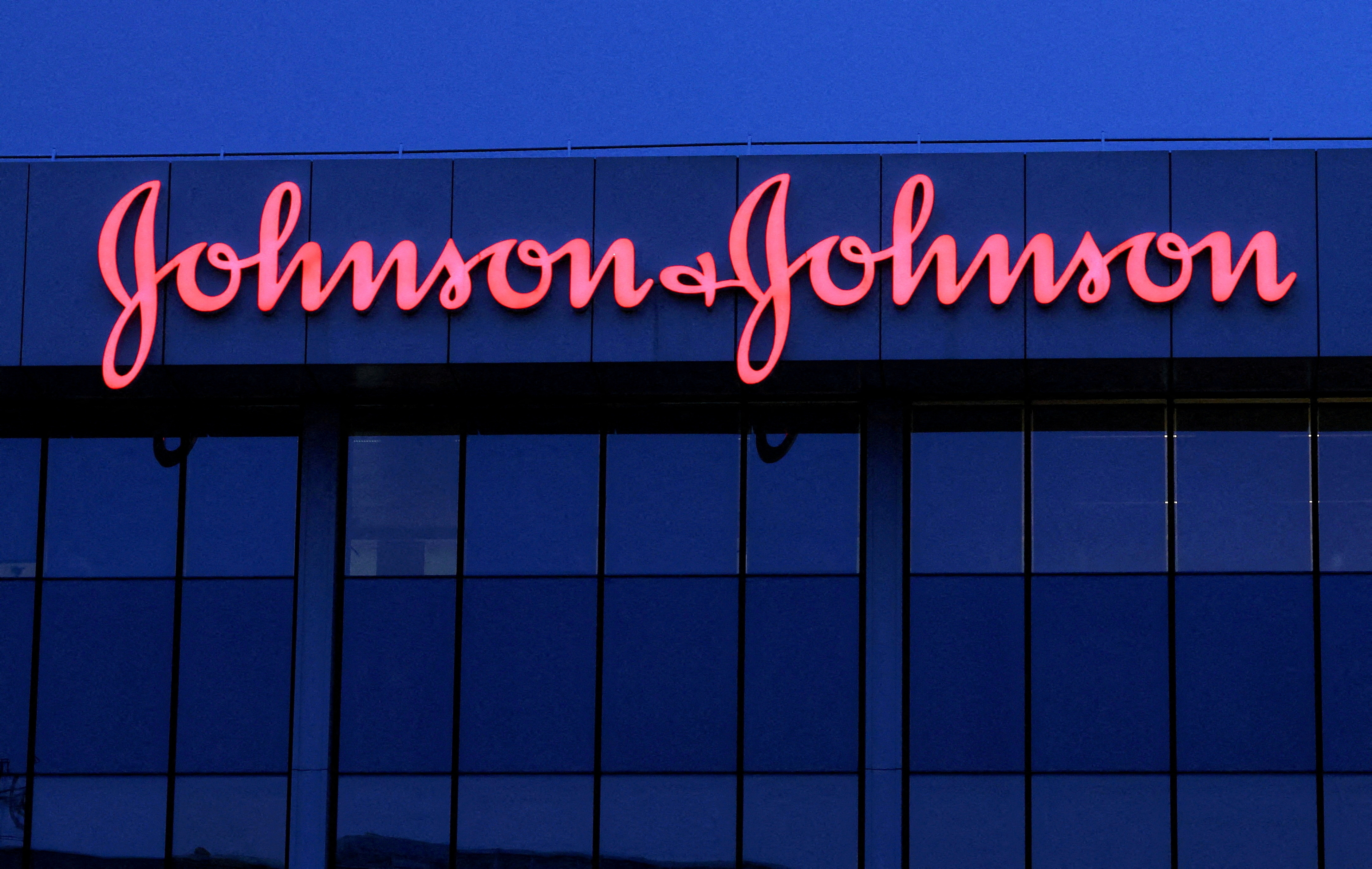 El logotipo de Johnson & Johnson frente a la oficina de la empresa en Bruselas en Diegem, Bélgica