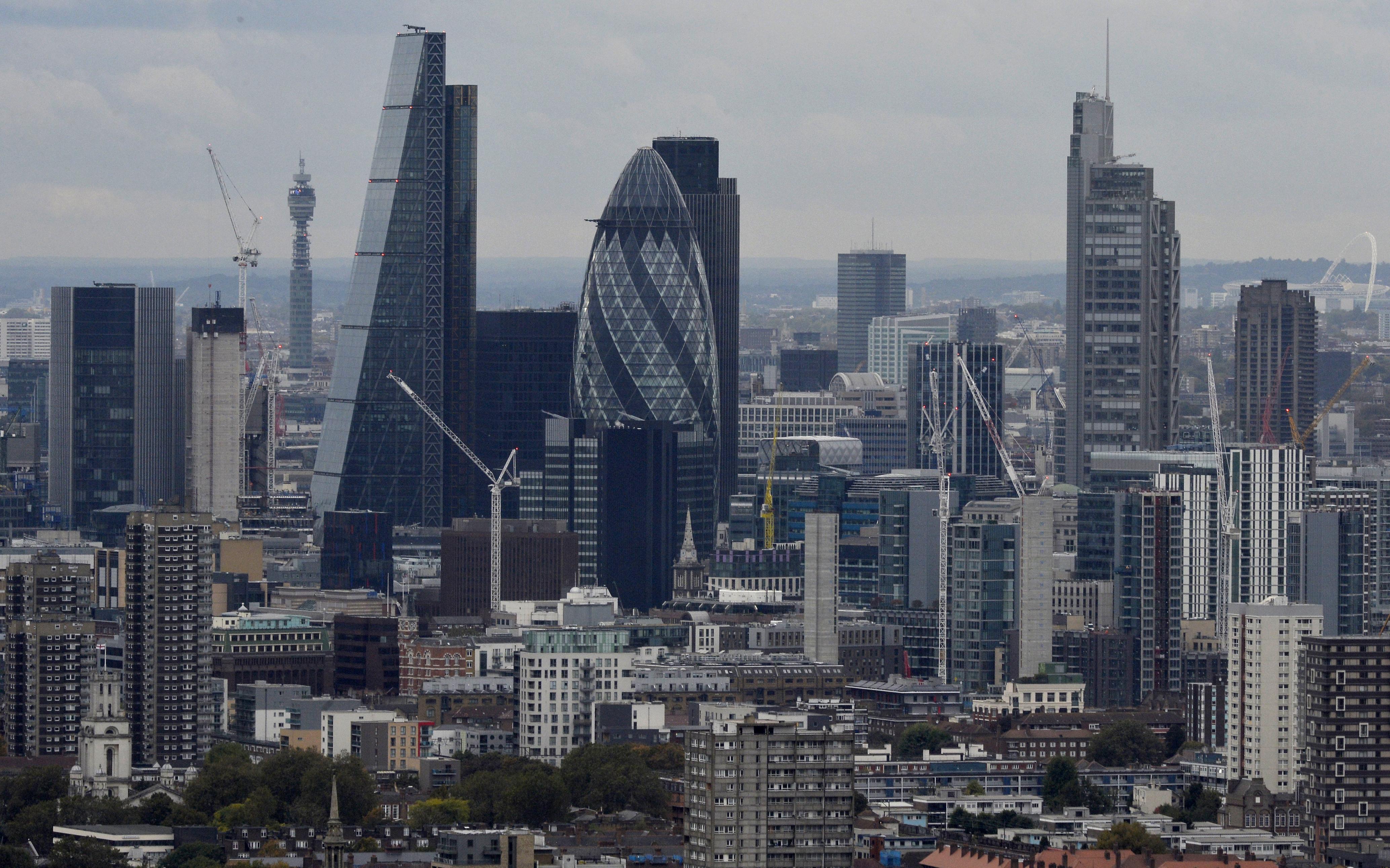 En Londres se ve una vista general del distrito financiero de Londres.