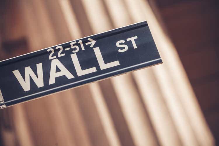 Cartel de Wall Street en Nueva York con antecedentes de la Bolsa de Nueva York