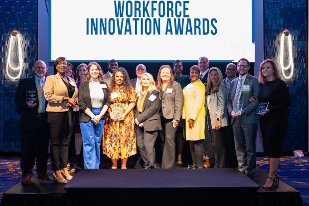 El Consejo de la Fuerza Laboral de Hampton Roads organizó los premios anuales a la innovación en la fuerza laboral el 21 de septiembre en Rivers Casino Portsmouth.  La ceremonia anual de premios celebró a las partes interesadas de la industria, las organizaciones sin fines de lucro y la educación por sus contribuciones a la fuerza laboral regional.  Los ganadores del premio 2023 incluyen: Educación: Virginia Peninsula Community College y World of Works (Ciudad de Chesapeake);  Organización de base comunitaria: Centro de desarrollo de pequeñas empresas;  Negocio: WM Jordania;  Innovador de la fuerza laboral: Escuelas de la ciudad de Hampton/Desarrollo económico de Hampton;  y Campeón de la Fuerza Laboral: Michael Paris de Norfolk Economic Development.  (Cortesía del Consejo de la Fuerza Laboral de Hampton Roads)