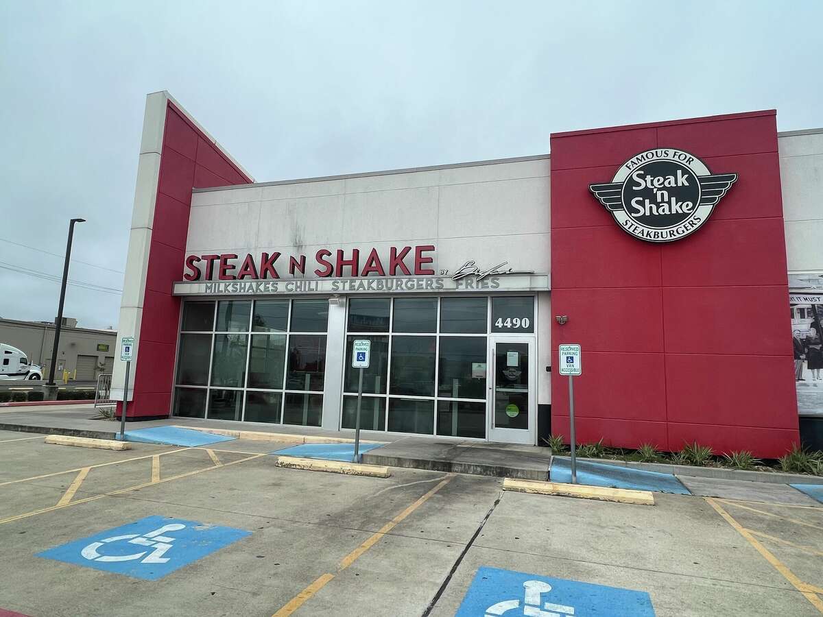 Steak 'n Shake, ubicado en 4490 Crow Rd., tiene un "Lo siento, estamos fuera del negocio." señalizado.