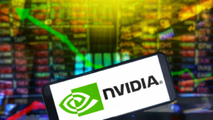 Logotipo de Nvidia Corporation (NVDA) mostrado en un teléfono inteligente con fondo de gráfico del mercado de valores.  Nvidia es líder mundial en hardware y software de inteligencia artificial