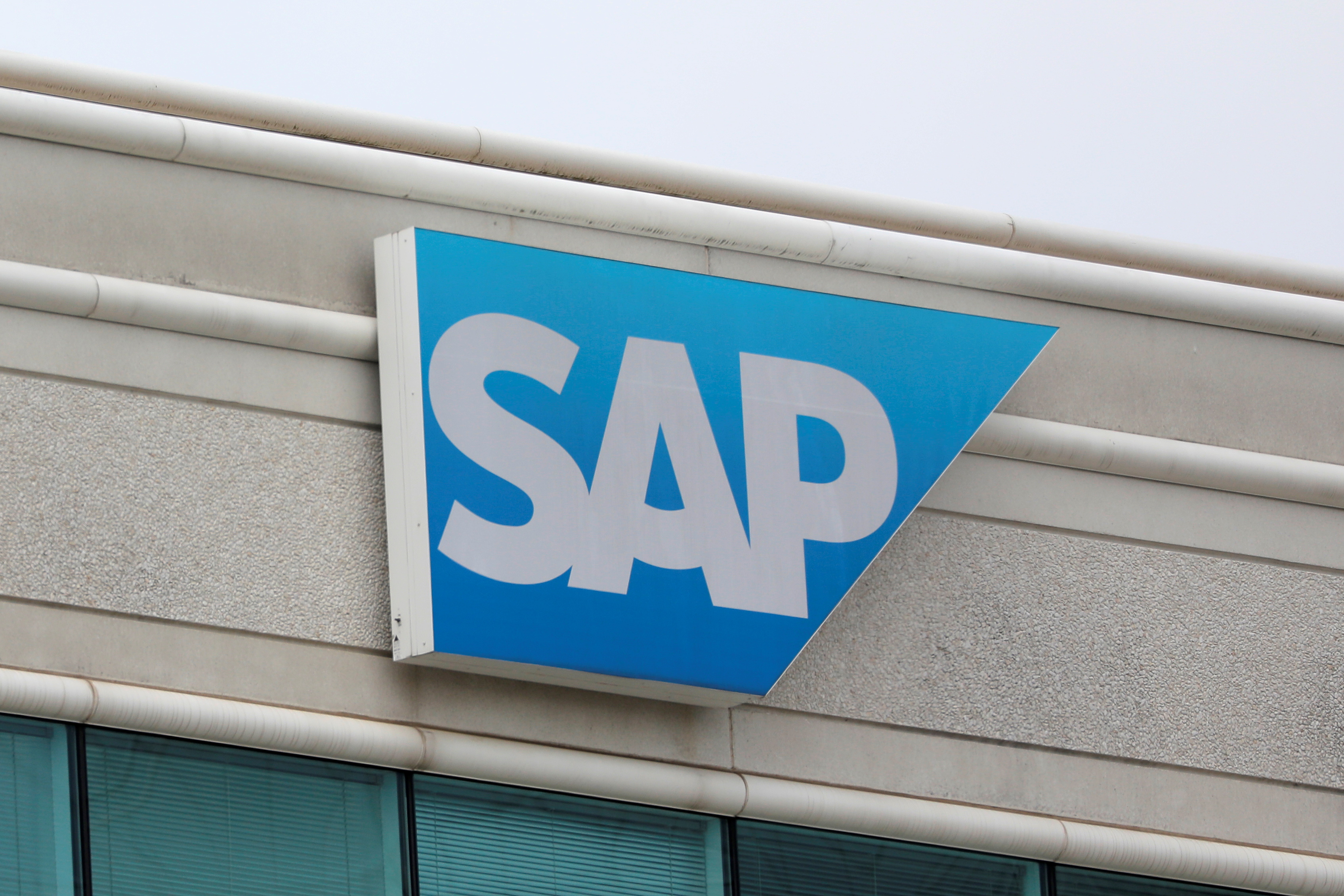 El logo de SAP se ve en sus oficinas en Reston, Virginia.