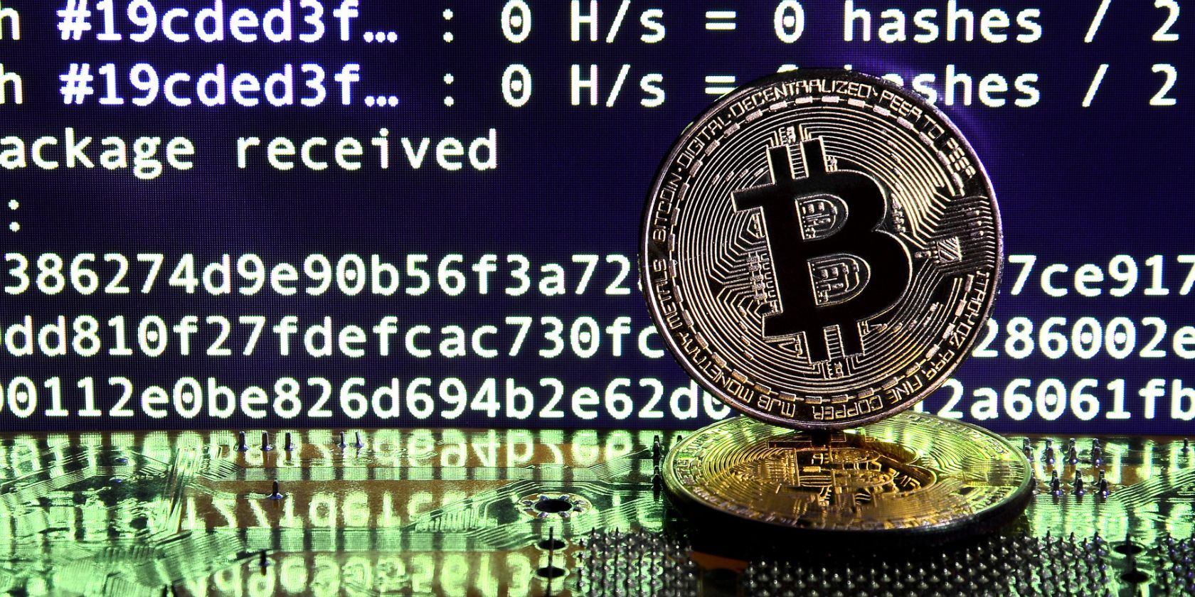 bitcoin delante de la dirección de la billetera en la pantalla