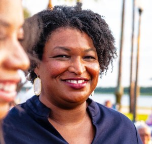 Stacey Abrams, dos veces candidata demócrata a gobernador de Georgia, en una recaudación de fondos del Comité Demócrata del condado de Glynn en Brunswick, Georgia, el 30 de septiembre de 2023. 