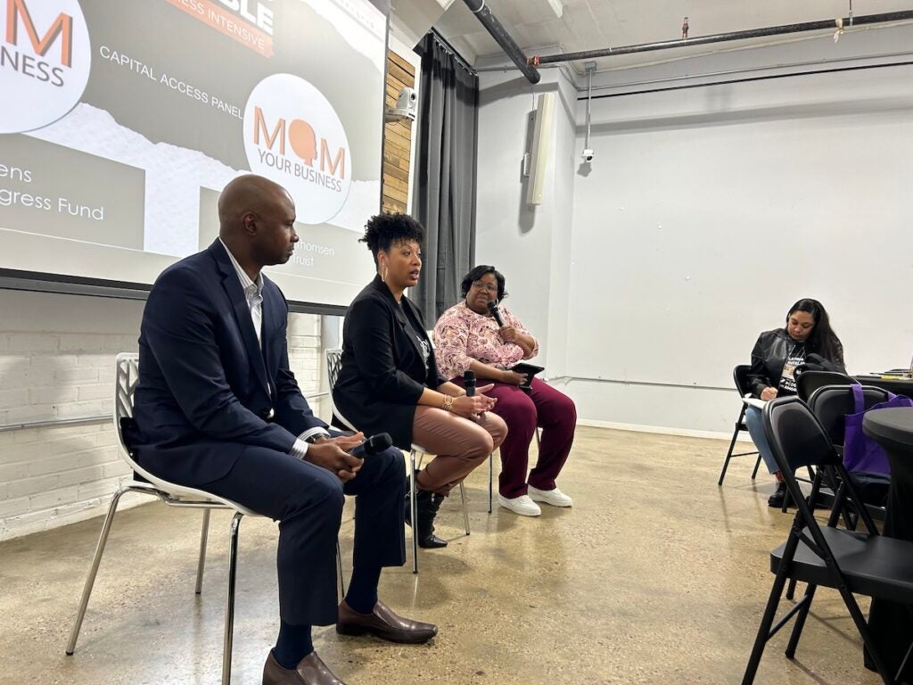 Reco Owens del Neighborhood Progress Fund, Ryan Thompson de Truist Bank y Tanya Morris de Mom Your Business (de izquierda a derecha) hablan en un panel