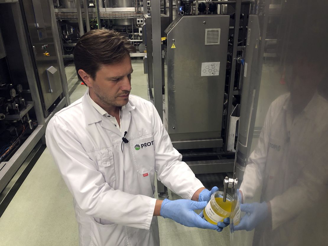 Kees Aarts, director ejecutivo de la empresa holandesa de cultivo de insectos Protix, vierte aceite elaborado con larvas de mosca soldado negra en las instalaciones de la empresa en los Países Bajos. 