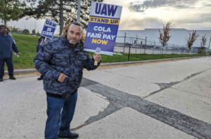 Trabajador del UAW haciendo piquetes