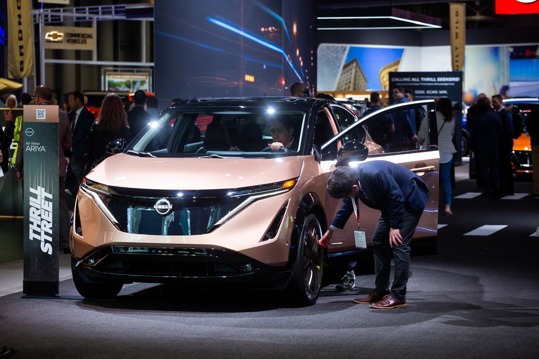 Un SUV eléctrico Nissan Ariya durante el Salón Internacional del Automóvil de Nueva York 2022.