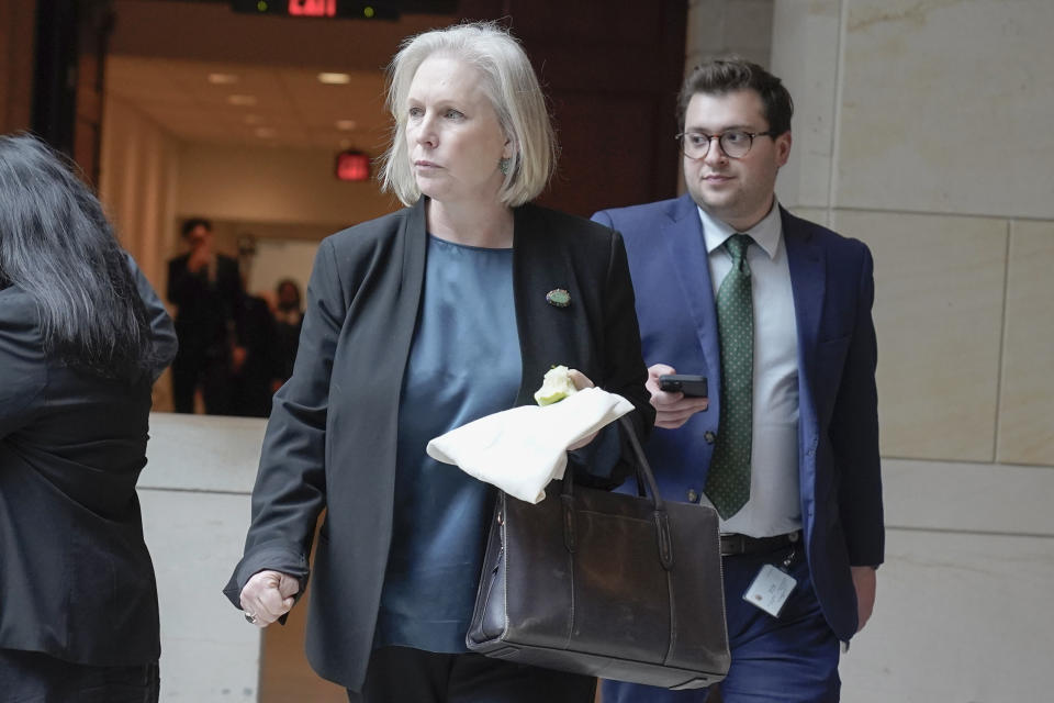 La senadora Kirsten Gillibrand, demócrata por Nueva York, llega al Capitolio de Washington para una sesión informativa clasificada para senadores sobre Israel y Gaza, el miércoles 18 de octubre de 2023. (Foto AP/Mariam Zuhaib)