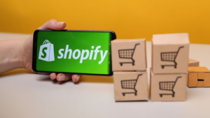 Shopify en la pantalla del teléfono.