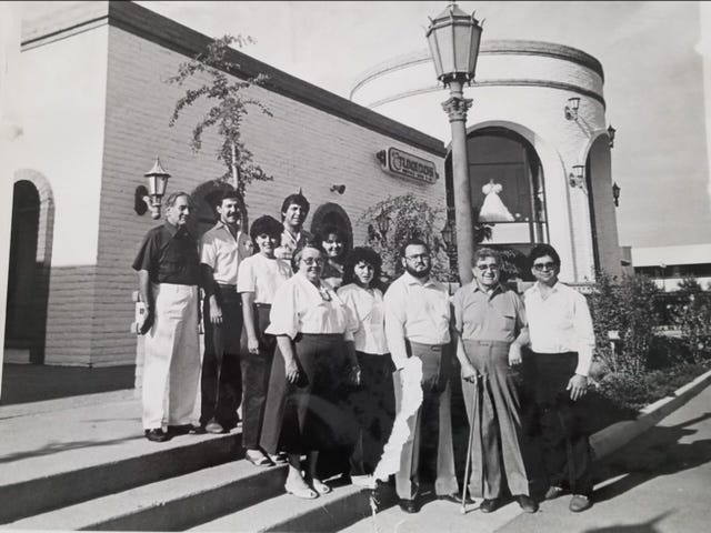 La familia Torrez, propietaria de Azteca Wedding Plaza, fotografiada afuera de su negocio en 1985.