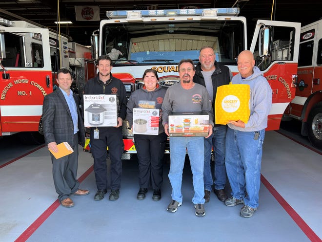 Los embajadores de CVBA entregan obsequios a unas 30 estaciones de bomberos, EMS y policía, incluida Rescue Hose Co. de Greencastle, en el Día de agradecimiento a los socorristas, que se llevará a cabo el 8 de diciembre de este año.