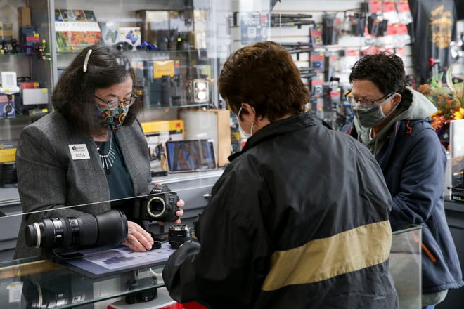 Rena Aiken ayuda a un par de clientes en Camera Outfitters, 2200 Elmwood Ave., el martes 16 de noviembre de 2021 en Lafayette.