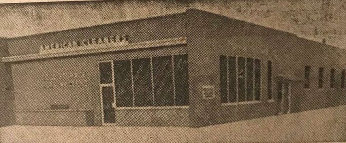 American Cleaners, 500 S. Circle Blvd., 1958. La empresa se fundó el 1 de febrero de 1949 con la compra de Gibson Cleaners en el centro de Midland.  A medida que el negocio creció, la empresa se trasladó a 422 S. Saginaw Blvd., en el nuevo edificio Lee Laundry y pudo ofrecer a los clientes servicios de estacionamiento y servicio de autoservicio.  Se necesitaba más espacio y en diciembre de 1957 la empresa se trasladó a su ubicación en Circle.  La tienda contaba con una cámara frigorífica de protección para pieles y prendas de lana y un servicio de camisas de vestir.