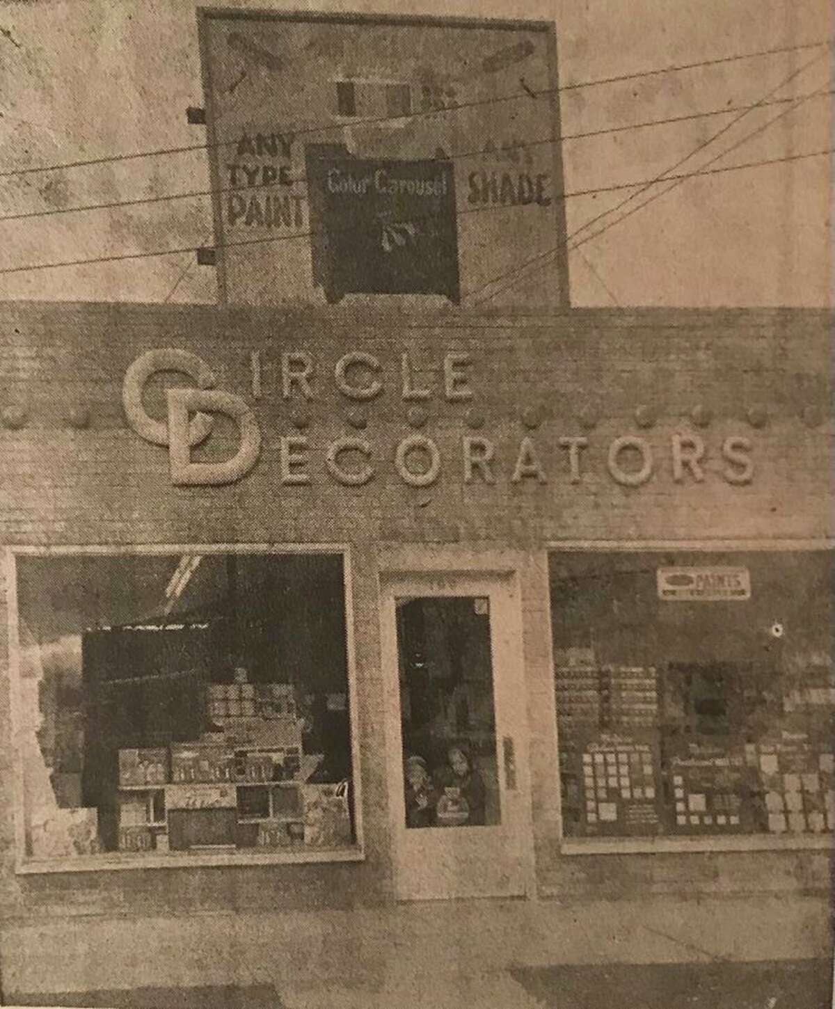 Circle Decorators, en Circle at East Ashman, había estado en el negocio durante 10 años en 1958. Howard y Dorothy Seeburger eran los propietarios.  La tienda se jactaba de ser la primera en Midland con una máquina selectora automática de colores de mezcla de pintura.