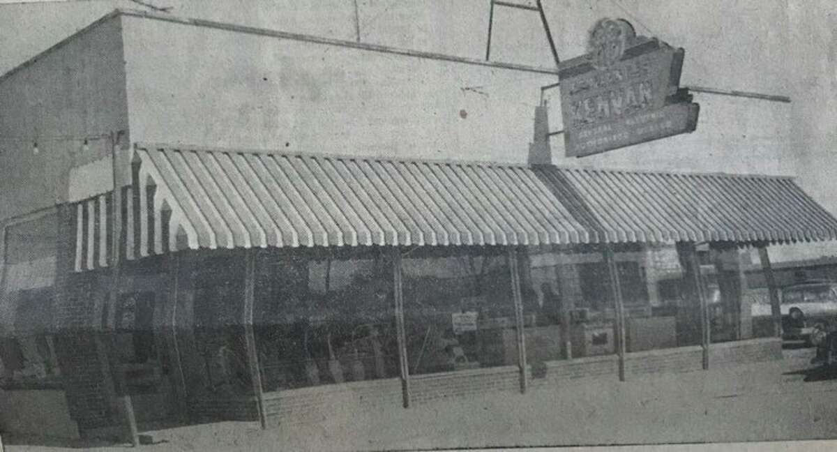 KenVan Company, 221 S. Saginaw Road, en 1958, que se dedicaba a la venta y servicio de electrodomésticos.  En 1945, James Van Wert y Kenneth M. Wildes formaron una sociedad bajo el nombre de KenVan Co. En 1947, la Sra. James Van Wert compró el capital social propiedad de Wildes.  A medida que el negocio crecía con una creciente demanda de electrodomésticos, se suspendió la venta de maquinaria agrícola.  Además, se adquirió un edificio de tamaño similar en Waldo Road para almacenar los electrodomésticos y realizar el inventario de artículos.  La plantilla de la empresa pasó de dos a 17 empleados a tiempo completo.