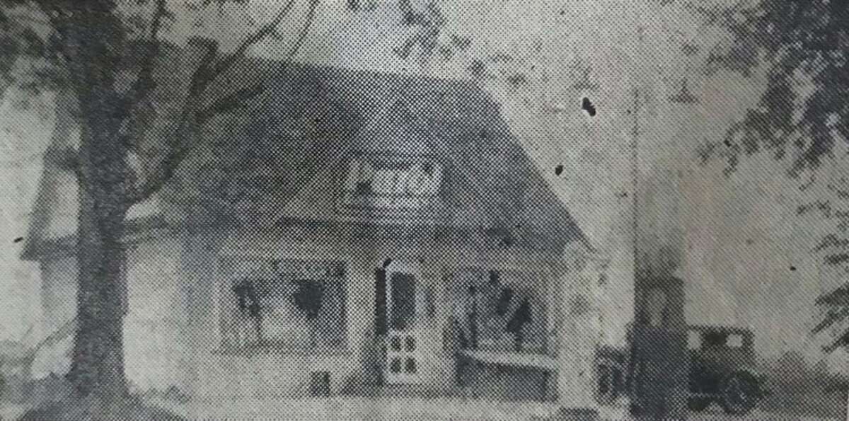 Solosky Market, en Circle, 1932. Dos caminos rurales, Jefferson y Ashman, se cruzaron frente a la tienda y la gasolinera en 1932. Luego llegó Circle y la tienda se trasladó de nuevo a su ubicación para convertirse en la primera tienda en Circle. Círculo.  La tienda se anunciaba a sí misma como "La tienda más amigable de la ciudad" y era propiedad de Bill Solosky en 1958 y fundada por Leo Solosky en 1932.