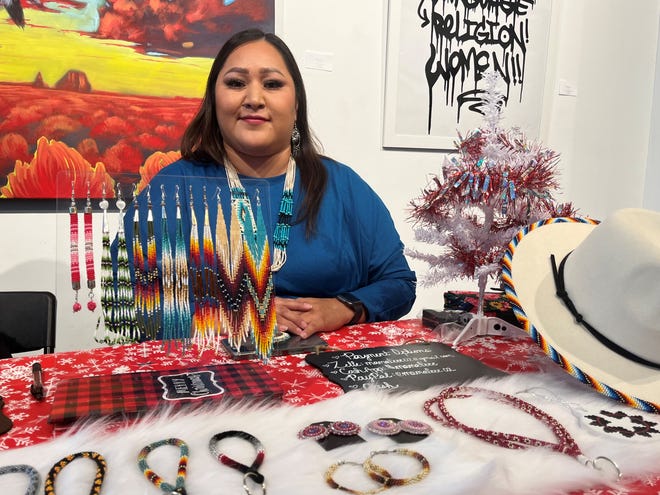 La artista y trabajadora de abalorios Tiffany Yazzie en el mercado emergente de Cahokia SocialTech & Art Space en el centro de Phoenix el 25 de noviembre de 2023.