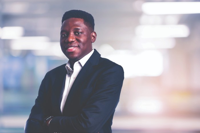 Adeyinka Adewale, profesora asociada de ética del liderazgo y emprendimiento en Henley Business School