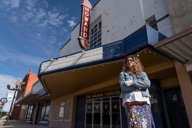 Channing C. Kingery-Boles está intentando recaudar dinero para comprar el Howard Theatre, que es el único cine en Taylor.  Está en un edificio de 100 años en el centro y ha estado cerrado desde que se inundó durante la helada de 2022.  Kingery-Boles, un residente de Taylor que posee una tienda de jabón al otro lado de la calle, quiere reabrir el teatro para preservarlo para la comunidad.