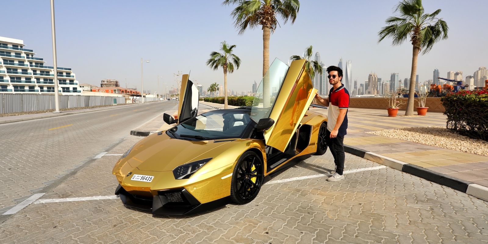 Influencer Dominguero Con Flash Gold Lamborghini Huracan