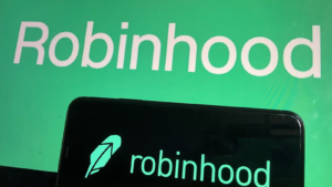 El logotipo de la aplicación Robinhood con el logotipo del sitio web Robinhood (HOOD) de fondo.